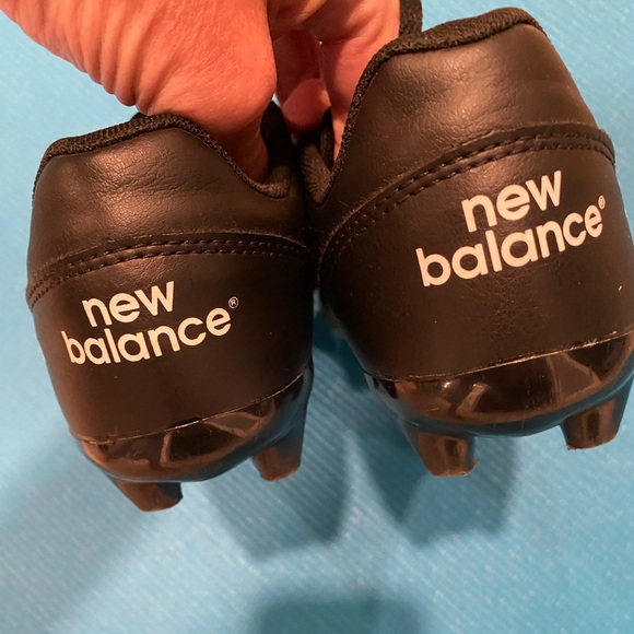 New Balance children’s soccer shoes - Picture 3 of 4